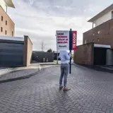 Man met 'te koop' bord van Ronald.